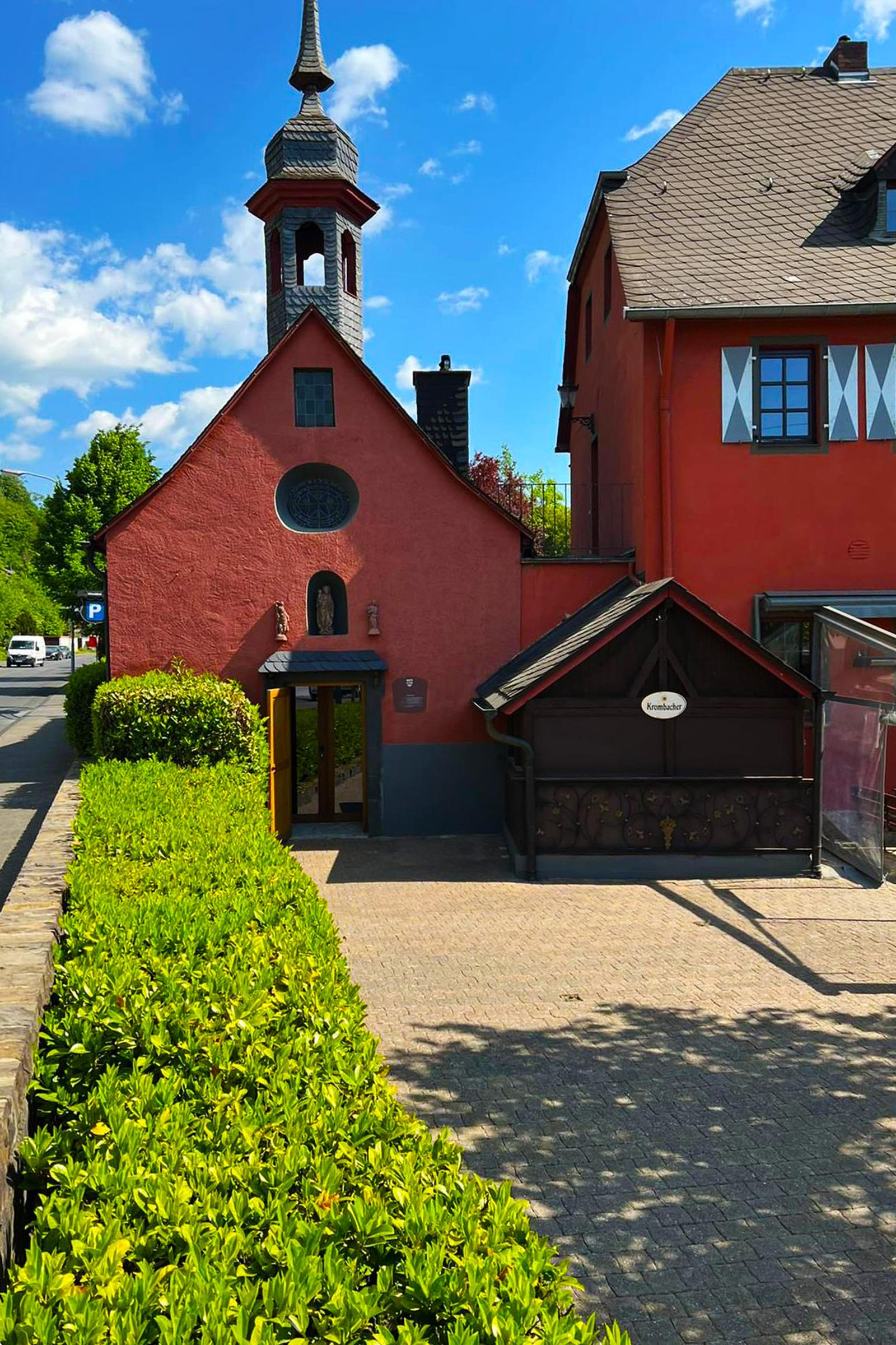 Kapelle und rote Hofanlage des Mönchhofs