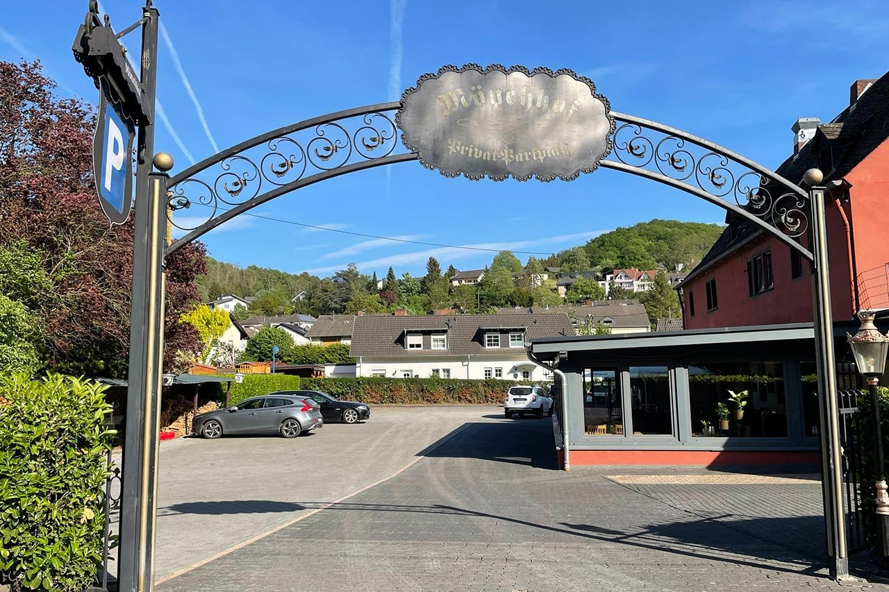 Einfahrt zum Parkplatz am Biergarten