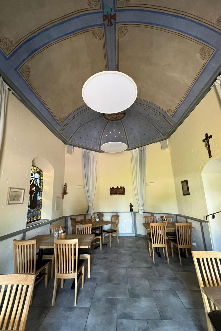 Festsaal mit gewölbter Decke